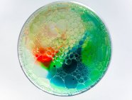 Burbujas de jabón y pintura acrílica en aceite - foto de stock