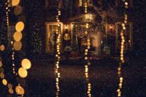 Weihnachtsbeleuchtung vor einem Haus, Irland — Stockfoto