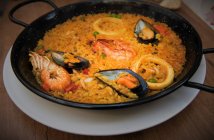 Nahaufnahme einer Paella mit Miesmuscheln, Riesengarnelen, Langustin und Tintenfisch, Spanien — Stockfoto