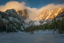 Frozen Dream Lake und Hallett Peak bei Sonnenaufgang, Rocky Mountain National Park, Colorado, USA — Stockfoto