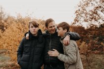 Ritratto di padre con i suoi due figli nel paesaggio rurale, Paesi Bassi — Foto stock