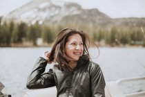 Portrait d'une fille souriante portant des bretelles, Mammoth Lakes, Californie, États-Unis — Photo de stock