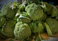 Primo piano dei broccoli in vendita in un mercato, Marsaxlokk, Malta — Foto stock