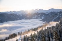 Горные вершины над облачным ковром возле горнолыжного курорта Шлоссальм, Гаштайн, Зальцбург, Австрия — стоковое фото