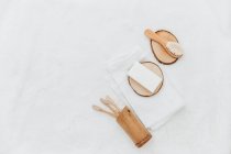 Spazzolini di bambù in un contenitore vicino al sapone e una spazzola per capelli — Foto stock