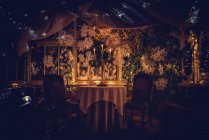 Kerzenständer auf einem Tisch im Wintergarten zu Weihnachten — Stockfoto