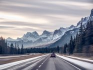 Carros dirigindo ao longo da estrada, Banff, Alberta, Canadá — Fotografia de Stock