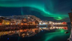 Luzes do norte sobre Nyksund, Langoya, Vesteralen, Nordland, Noruega — Fotografia de Stock