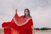 Donna che balla con grande bolla di sapone nel deserto — Foto stock