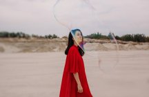 Frau tanzt mit großer Seifenblase in der Wüste — Stockfoto