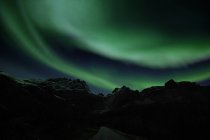 Aurores boréales sur les montagnes, Lofoten, Nordland, Norvège — Photo de stock