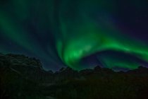 Aurores boréales sur les montagnes, Lofoten, Nordland, Norvège — Photo de stock
