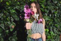 Primo piano di un'adolescente con un mazzo di fiori in mano, Argentina — Foto stock