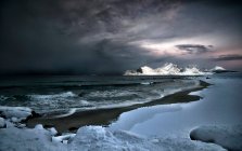 Praia coberta de neve no inverno, Lofoten, Nordland, Noruega — Fotografia de Stock