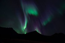 Luzes do norte acima do Monte Montinden, Flakstad, Lofoten, Nordland, Noruega — Fotografia de Stock