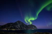 Northern lights over Mt Store Nappstind, Lofoten, Nordland, Noruega — Fotografia de Stock