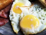 Primer plano de un desayuno inglés completo - foto de stock