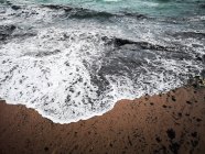 Nahaufnahme von Meereswellen am Strand, Bugibba, Malta — Stockfoto