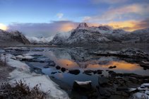 Paisaje de montaña en invierno, Lofoten, Nordland, Noruega - foto de stock