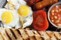 Gros plan sur un petit déjeuner anglais complet — Photo de stock