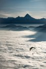 Silhueta de um Parapente voando acima do tapete de nuvens ao pôr do sol, Gaisberg, Salzburgo, Áustria — Fotografia de Stock