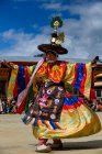 Чоловік танцює в традиційному фестивалі, монастирі гангтенг, окрузі Фодранг, Бхутан — стокове фото