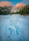 Frozen Dream Lake und Hallett Peak bei Sonnenaufgang, Rocky Mountain National Park, Colorado, USA — Stockfoto