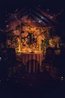 Свеча на столе в оранжерее на Рождество — стоковое фото
