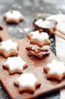 Galletas de jengibre en forma de estrella con hielo - foto de stock