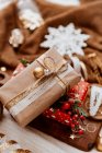 Primer plano de los regalos y decoraciones de Navidad envueltos - foto de stock