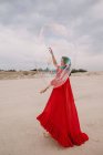 Женщина танцует с большим мыльным пузырем в пустыне — стоковое фото