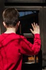 Мальчик смотрит в окно, Болгария — стоковое фото