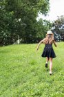 Chica corriendo por un prado en el verano, Bulgaria - foto de stock
