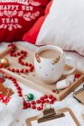 Lebkuchen, Tee, Marshmallows und Weihnachtsdekoration auf weißem Hintergrund — Stockfoto
