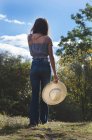Девочка-подросток, идущая по лесу, Аргентина — стоковое фото