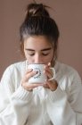 Teenage girl drinking a cup of coffee — Foto stock