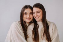 Портрет двох усміхнених сестер на білому тлі — стокове фото