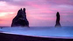 Longue exposition de la plage de sable noir Reynisfjara et des piles de mer Reynisdrangar, centre-sud de l'Islande — Photo de stock