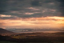 Pôr-do-sol dramático sobre a cena da aldeia rural nos Alpes austríacos perto de Salzburgo, Áustria — Fotografia de Stock