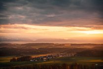 Драматический закат над сельской местностью в австрийских Альпах недалеко от Зальцбурга, Австрия — стоковое фото
