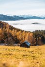Каюта Вудена в австрийских Альпах недалеко от города Фильцмоос, Австрия — стоковое фото