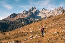 Wanderin in den österreichischen Alpen bei Filzmoos im Herbst, Salzburg, Österreich — Stockfoto