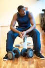 Man sitting on a bench about to lift weights — Stock Photo