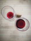 Deux demi-verres à vin plein — Photo de stock