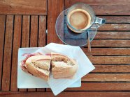 Baguette de jambon Serrano et une tasse de café — Photo de stock
