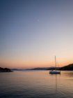 Yacht ormeggiato nella baia al tramonto, Kyra Panagia, Sporadi, Grecia — Foto stock