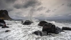 Волны, разбивающиеся о скалы, Лофотен, Нордланд, Норвегия — стоковое фото