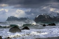 Paisaje de playa tormentoso, Myrland, Lofoten, Nordland, Noruega - foto de stock