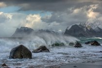 Stormy beach landscape, Myrland, Lofoten, Nordland, Noruega — Fotografia de Stock