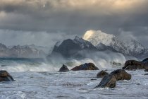 Paisaje de playa tormentoso, Myrland, Lofoten, Nordland, Noruega - foto de stock